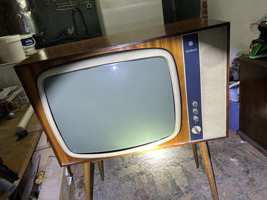 Стара шевна машина, шкафчета,стар телевизор и огледало.