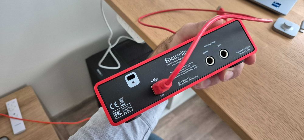Focusrite scarlet 2i2 + Audio Technica T220