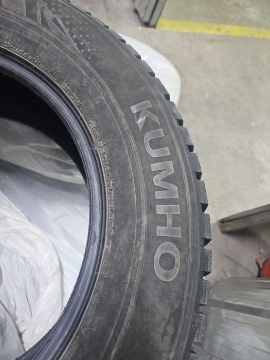 Шины Kumho шипы почти новые