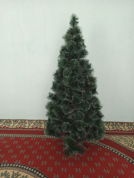 Yangi yil archasi sotiladi