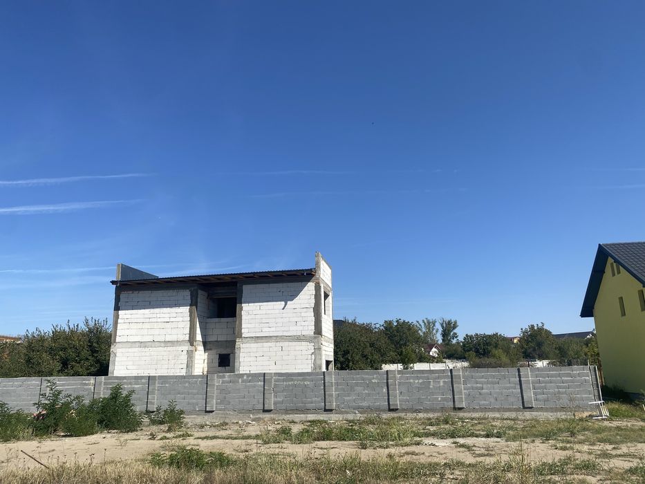 Vand casa la rosu, zona Smart Pub, Preajba