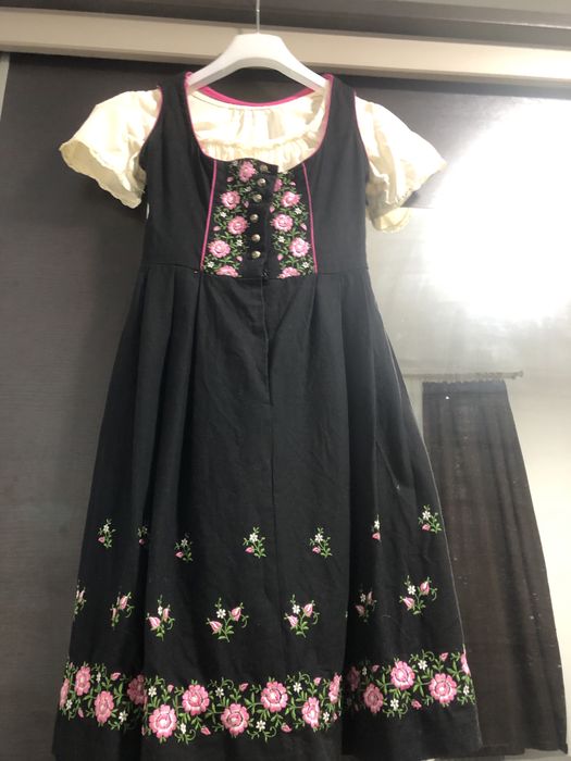 Vand costum vechi pentru fetite de peste 50 de ani