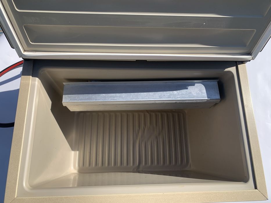 Продавам хладилник на ток 220v, 12v, газ 40 л Electrlux