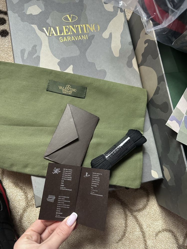 Valentino мъжки обувки сникърси черно червено естествена кожа