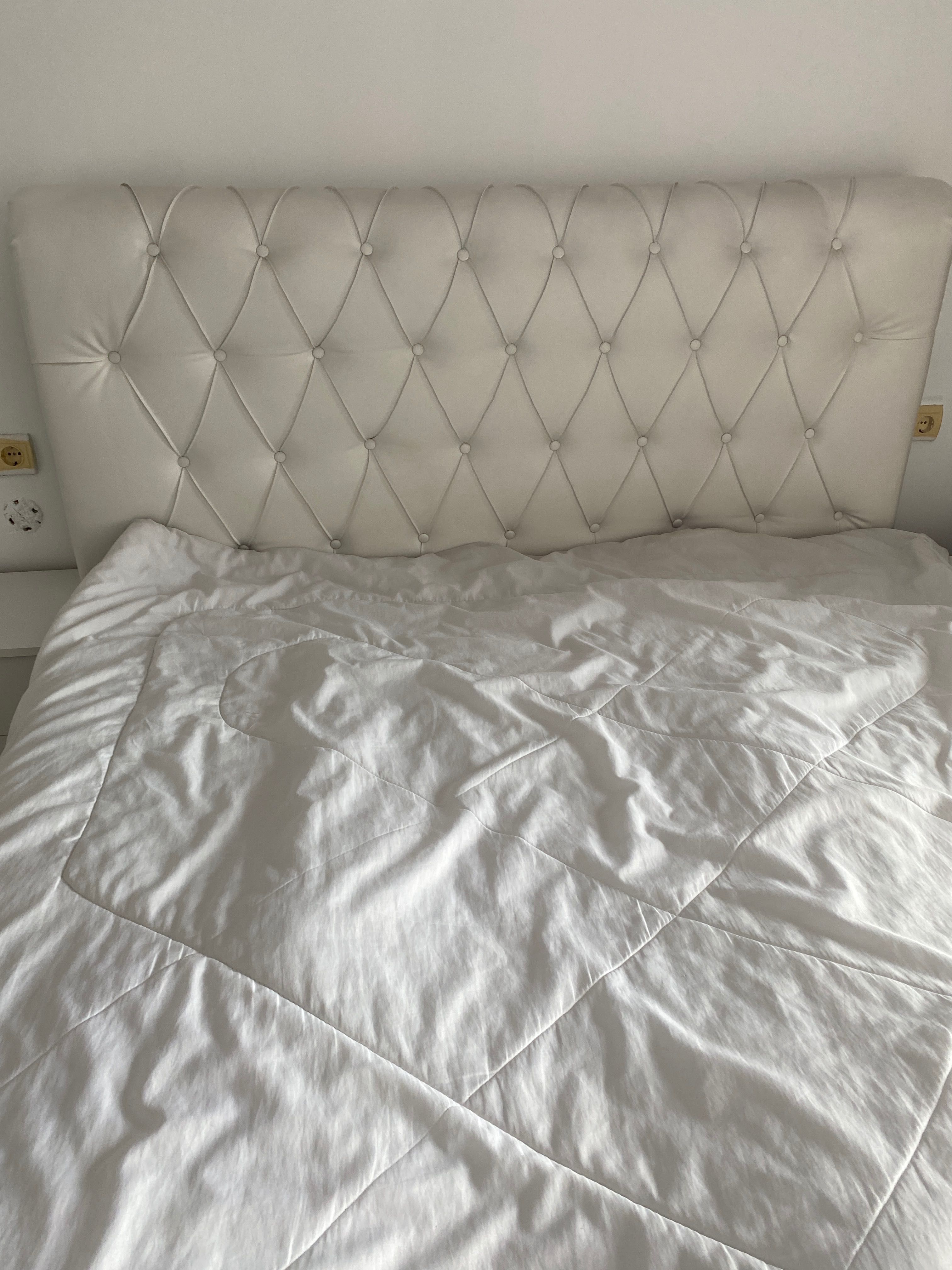 Бяла кожена спалня с нощни шкафчета