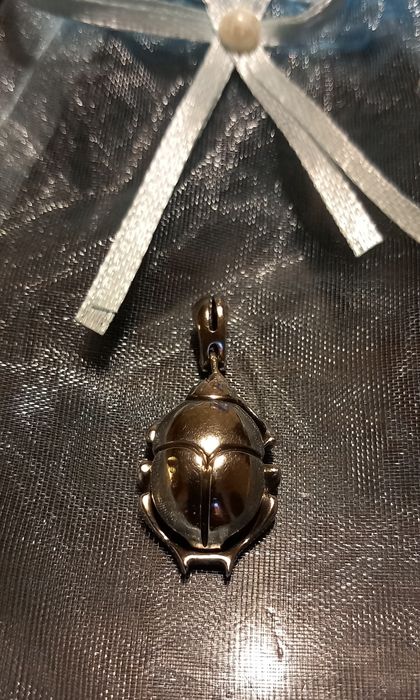 Сребърен мадальон скарабей