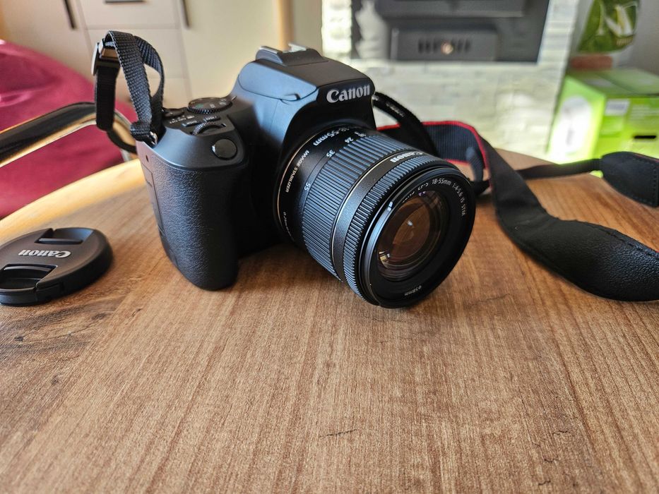 Фотоапарат Canon EOS250D + обектив 18-55mm f/4-5.6