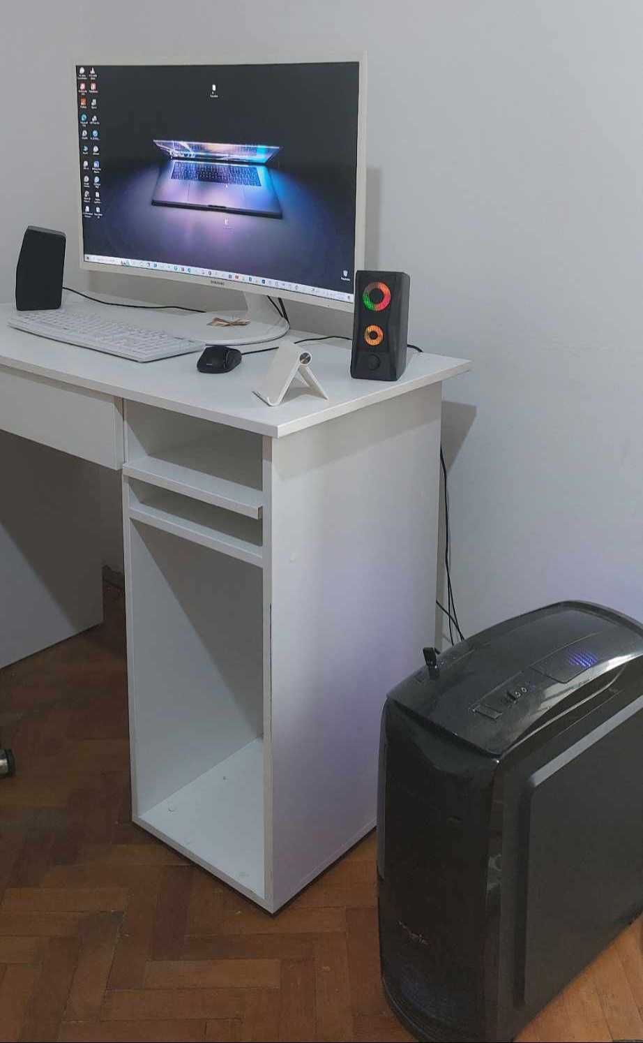 Pc/Desktop Complet și Birou și  Monitor mare