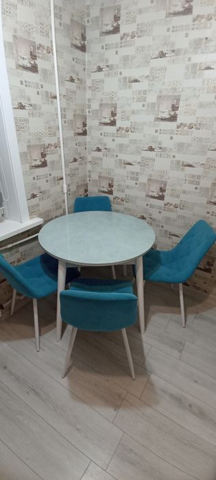 Продам кухонный стол и стулья