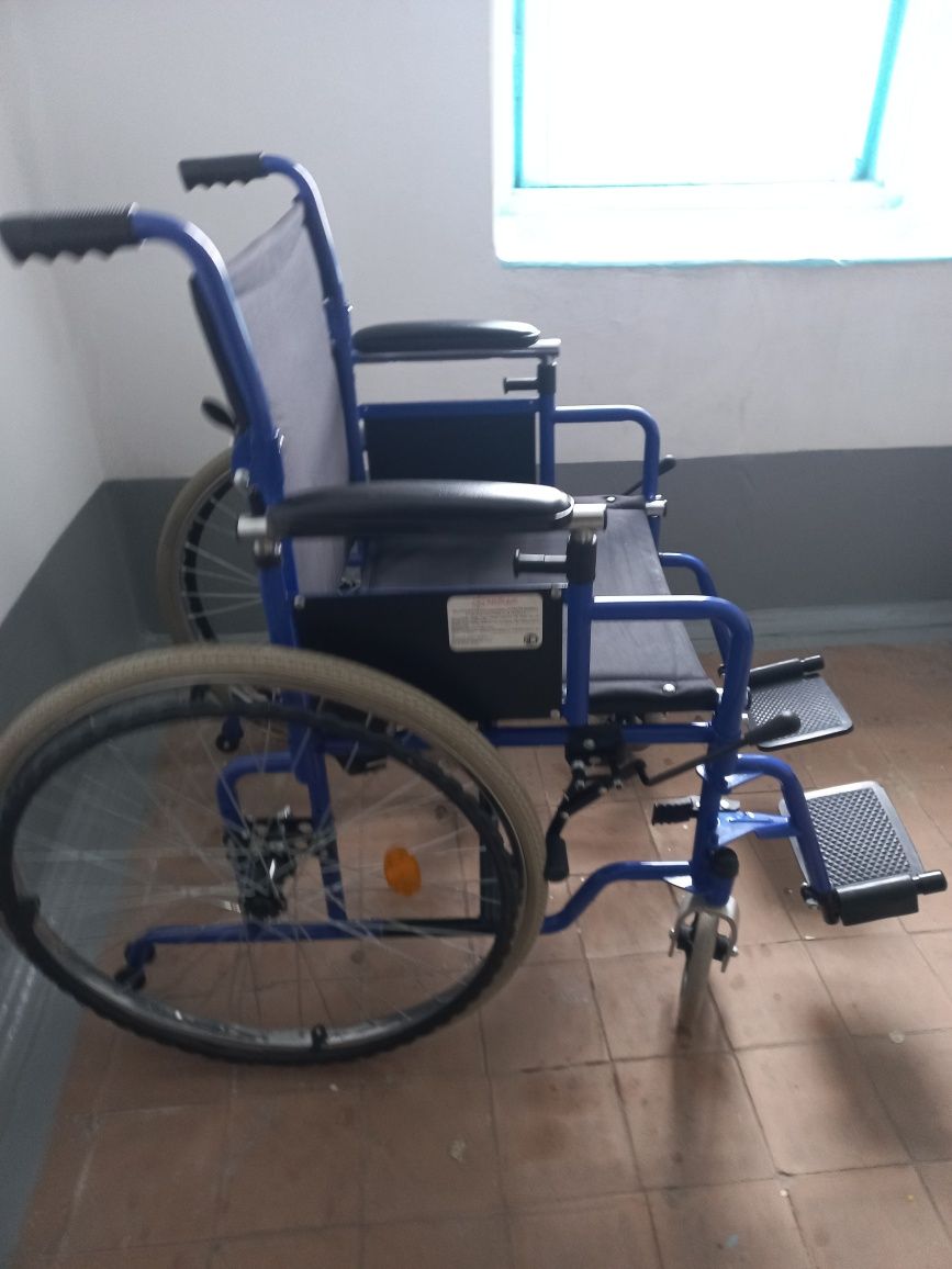 Инвалидная коляска прогулочно-комнатная.
