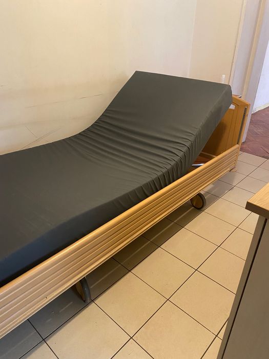 Pat medical cu telecomandă