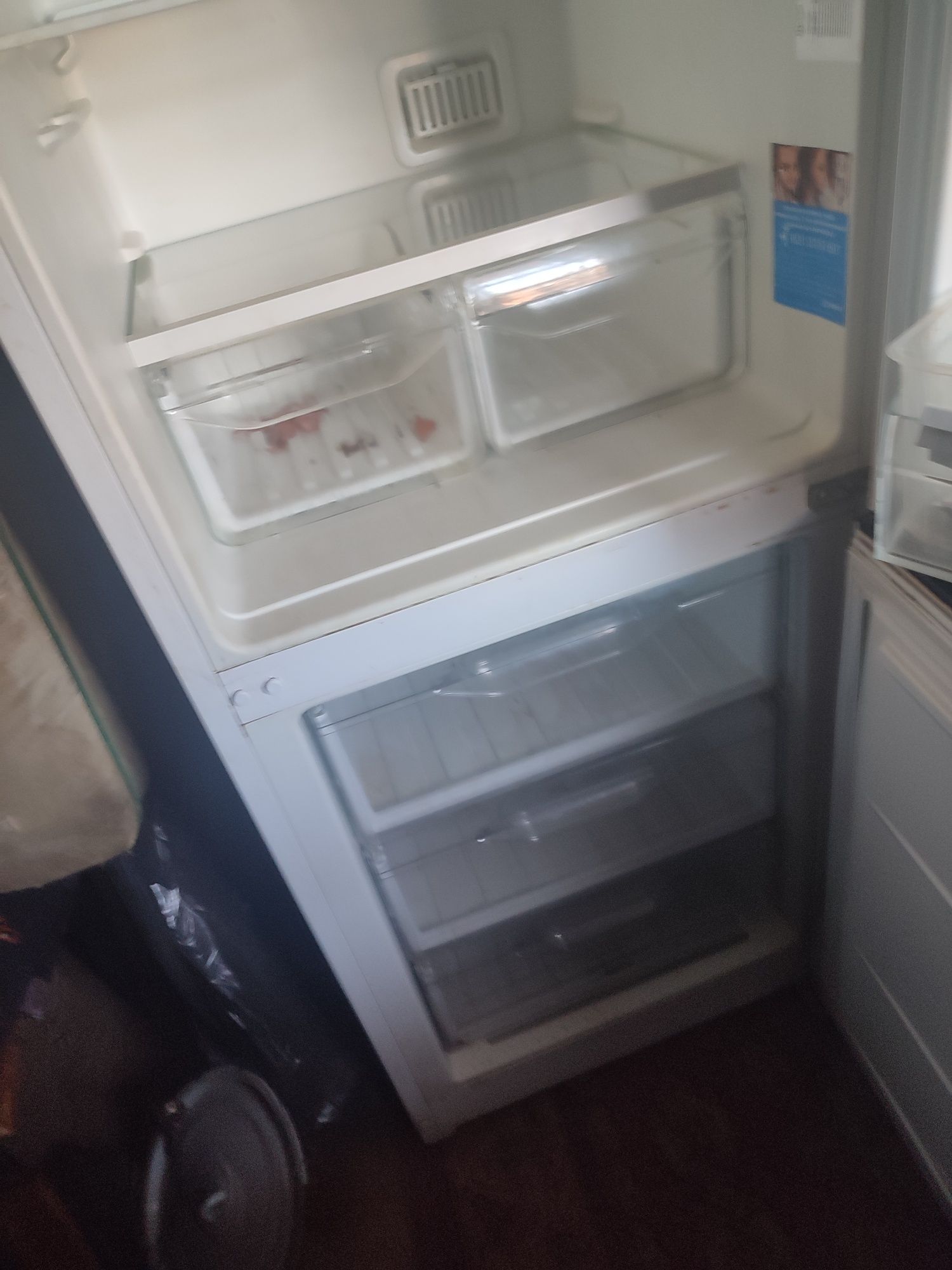 Продам холодильник  Индезит...пользовались пол года..утечка фриона