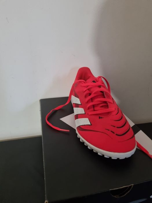 Ghete pentru fotbal Adidas predator