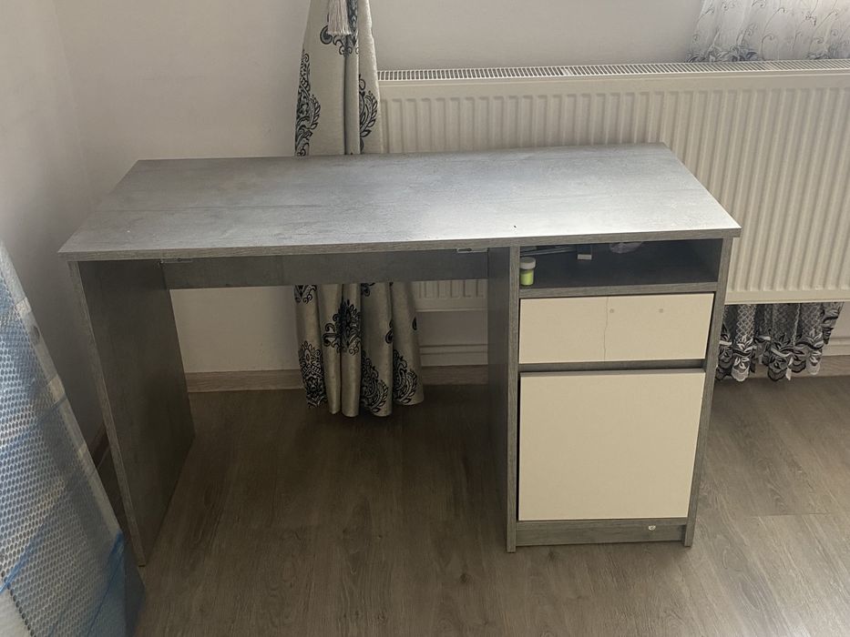 Vând birou in stare buna