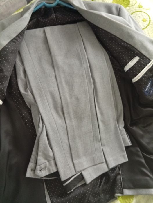 Vând costum bărbați