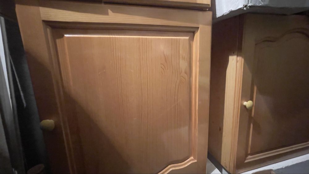 Шкаф от чам с термоплот със горен ред шкафчета.