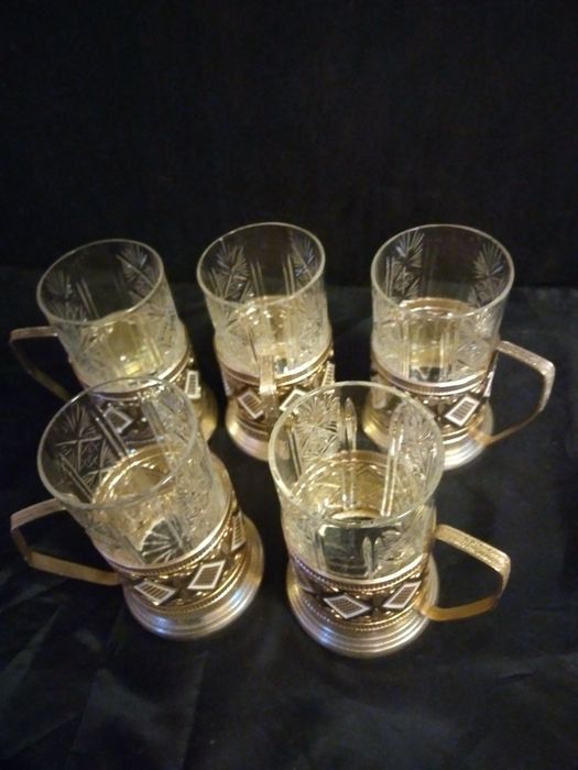5 тонкостенных чайных стаканов с подстаканниками
