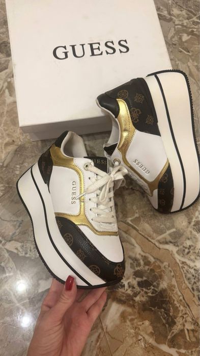 Продам кроссовки GUEES