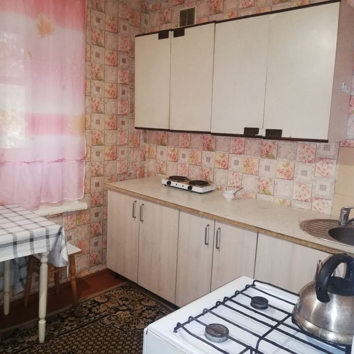 Сдам 1 кв  ,19 мкр 125 тыс(ком.усл.внутри) можно парням и девушкам