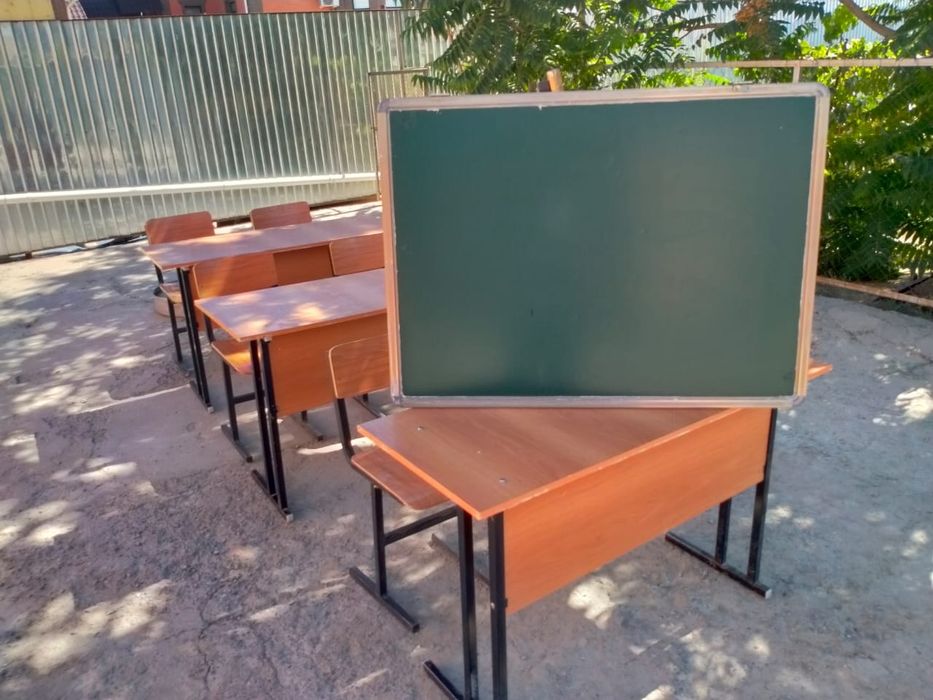 Учебные парты со стульями и доска