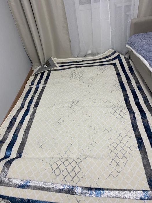 Ковер для гостиной и спальни — светлый, современный дизайн