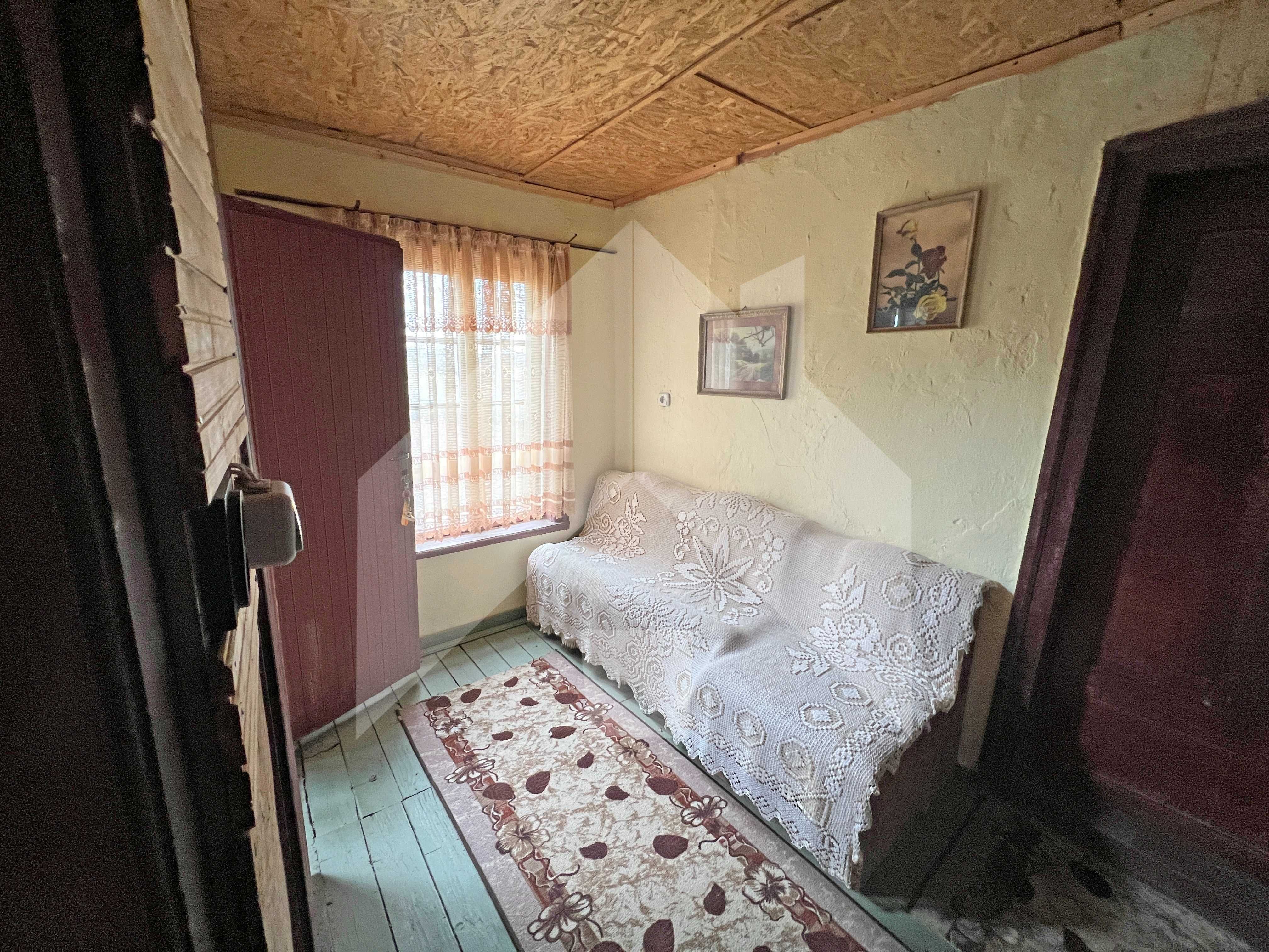 Продава запазена, селска къща с кладенец в село на 10 мин от града.