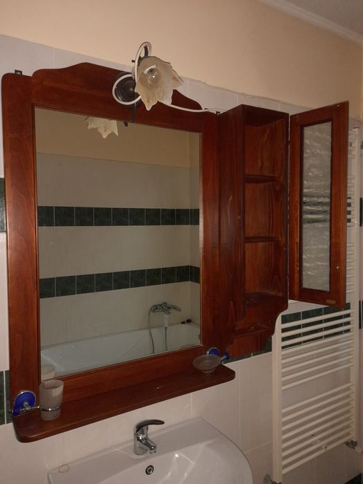 Dulap de baie în stil clasic cu oglindă din lemn, de culoare maro înch