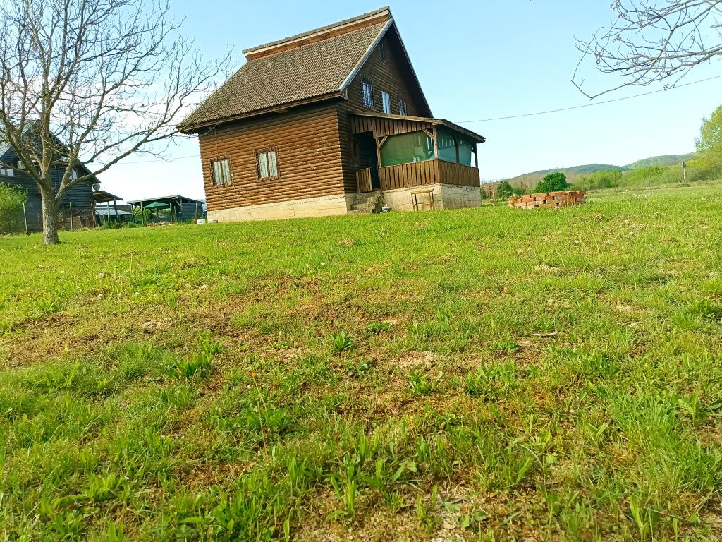Cabană pe malul lacului Surduc