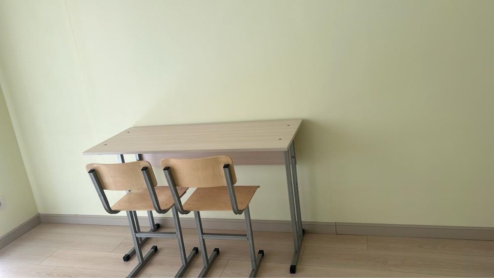 Продам парту с стульями