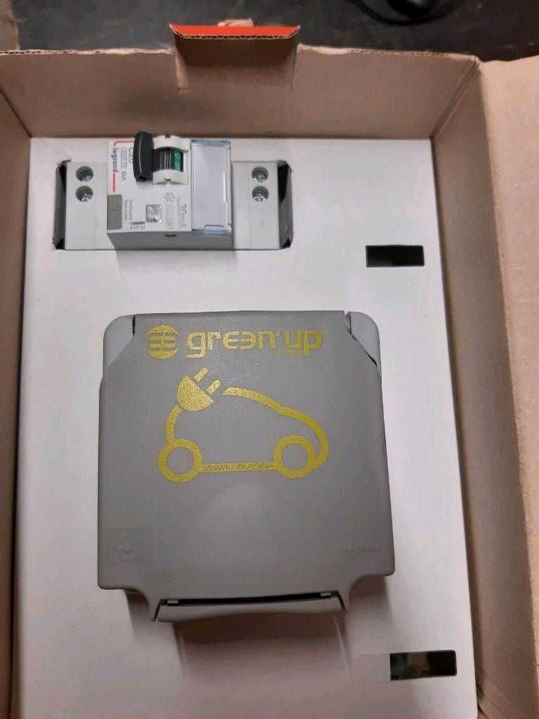 Заряден контакт за електромобил  LEGRAND - Комплект с ДТЗ 3,2 KW IP55