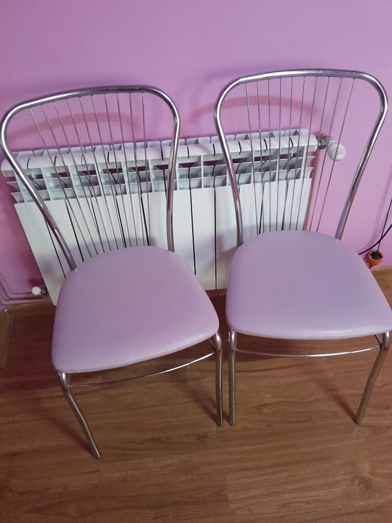 Masă +2 scaune roz