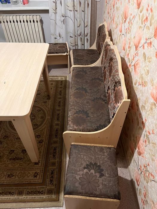 Бесплатно кухонный диван в нормальном состояний