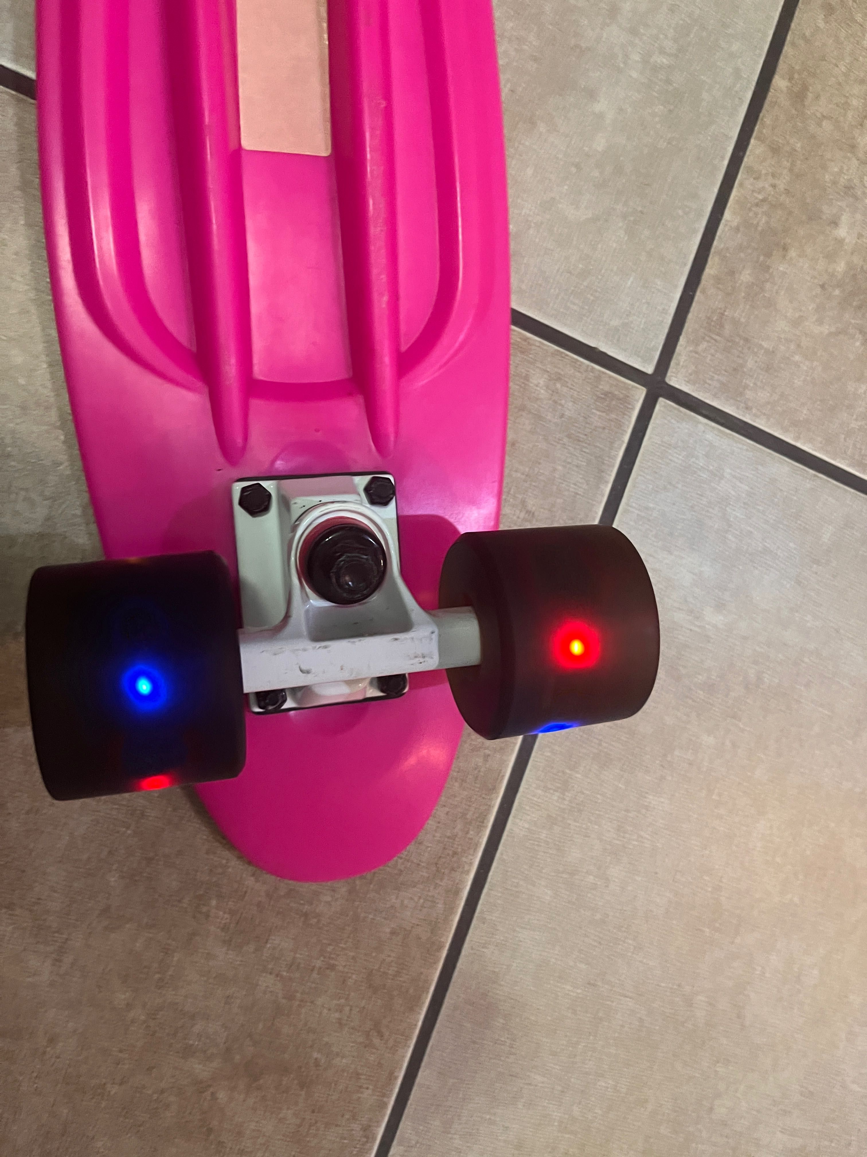 Penny board cu roti luminoase