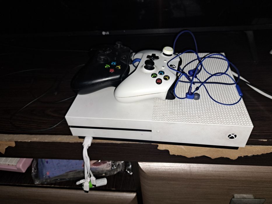 Продам Xboxs one s , хорошее состояния