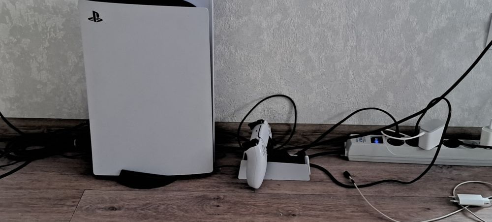Продам Playstation 5 digital куча игр 2 джостика