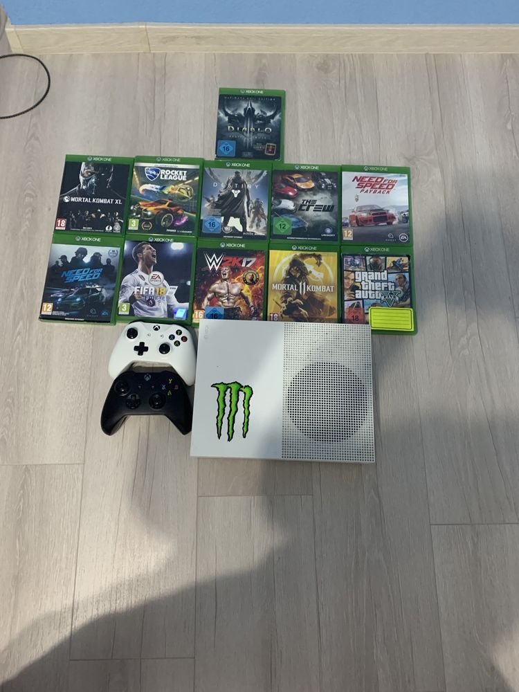 Продавам XBOX One S с 2 контролера и 10 игри