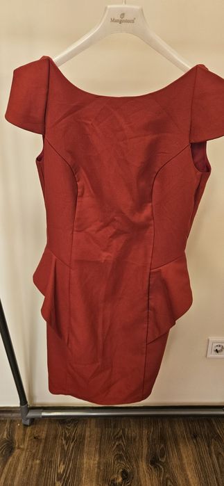 Елегантни празнични рокли в червено