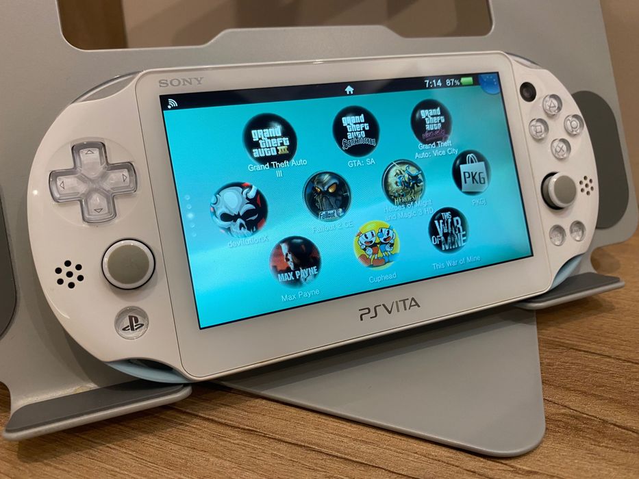 Playstation PS Vita Light Blue / White  • Modată • 128GB Jocuri