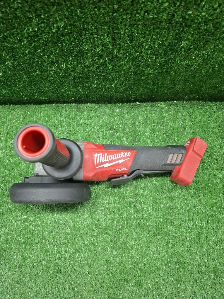 Безчетков шлайф на Milwaukee M18 CAG125XPD