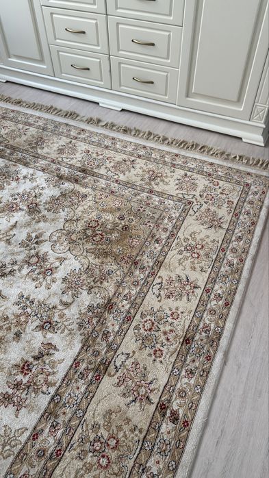 Шелковый ковер в хорошем состоянии