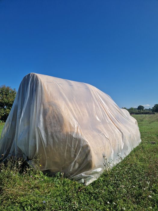 Vând baloti rotunzi.