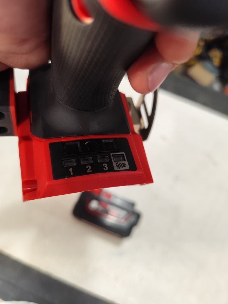 Безчетков акумулаторен импактдрайвър Милуоки Milwaukee M18 FID3 + 5Ah