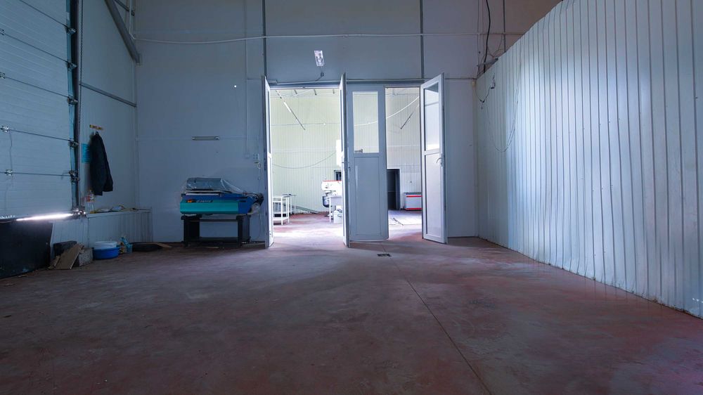 Inchiriez hala industriala