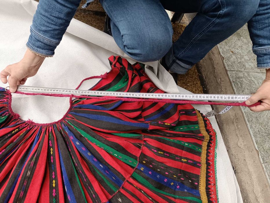 Продавам автентичен женски бръчник с украса от сърма и мъниста