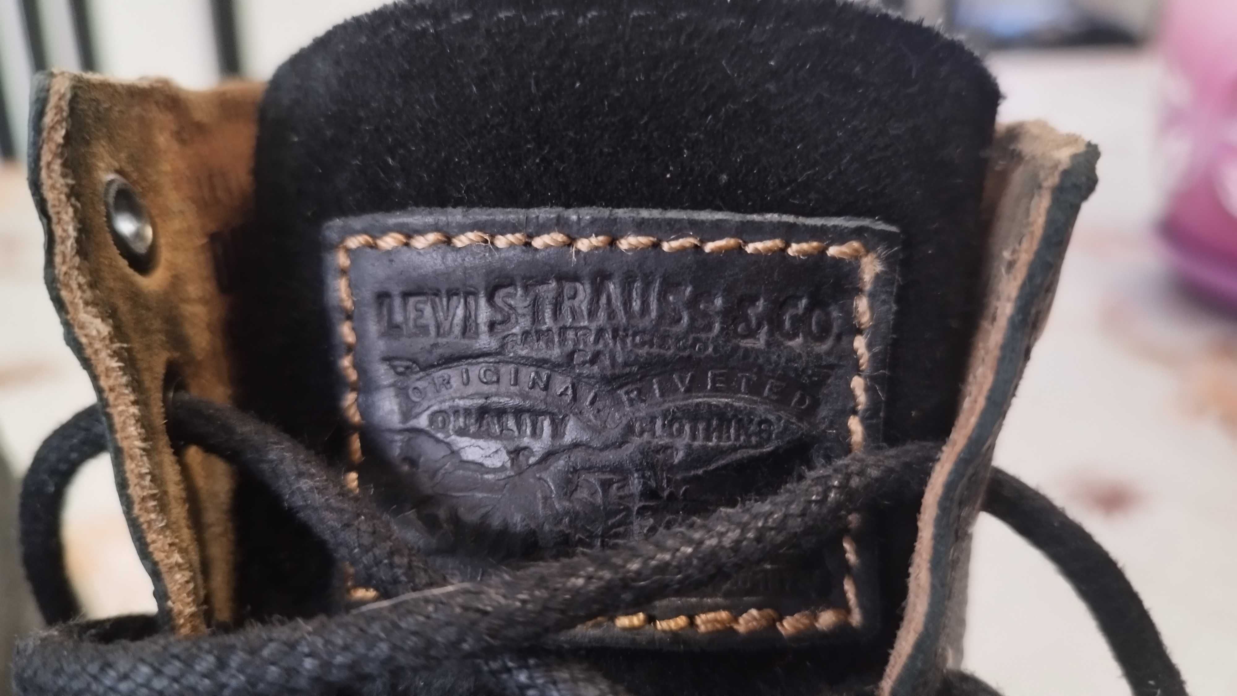 Продават се оригинални обувки Levi's