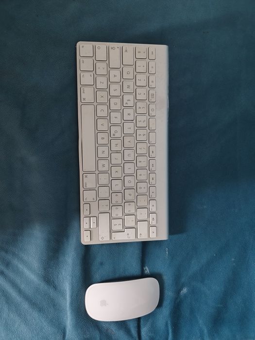 Vând urgent tastatură și mouse apple la 100 de lei