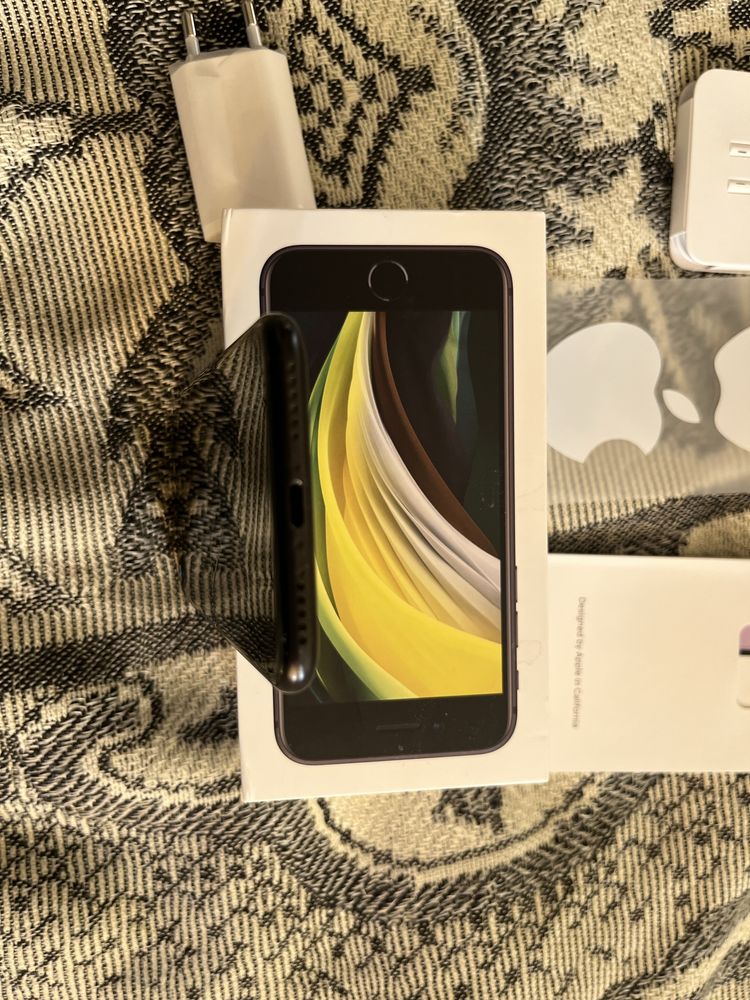 Iphone 2020 128gb с оригинална кутия, ново зарядно и слушалки