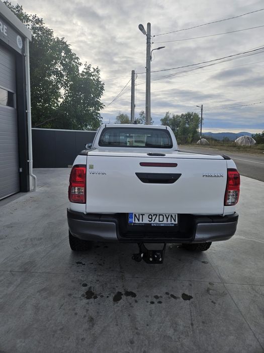 Vand Toyota Hilux 2021- accept varinate cu auto, +  - diferenta