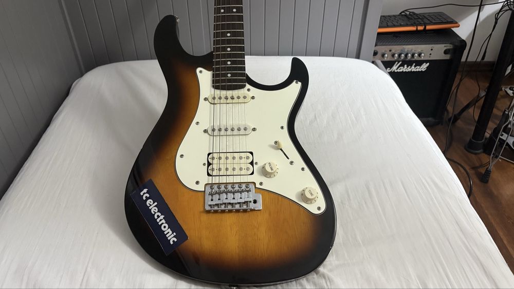 Chitara electrica Cort G210 cu corzi de COBALT