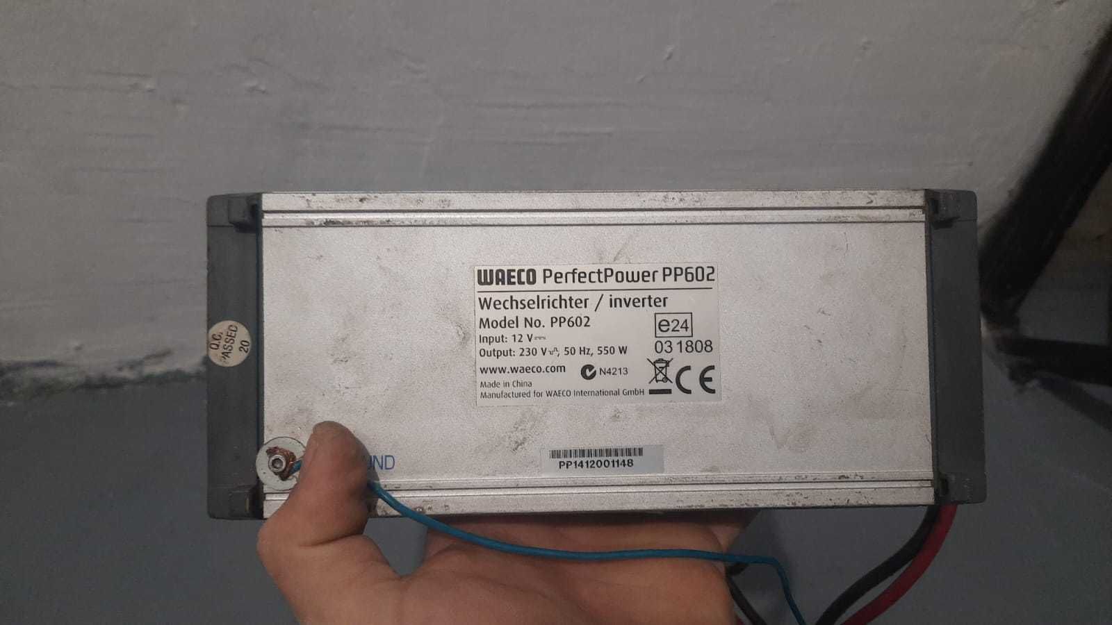 Invertor de tensiune auto Waeco 550W, de la 12V la 230V